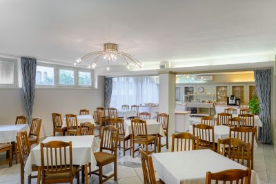 Kistárgyaló és Kiállító terem asztalokkal és székekkel berendezve