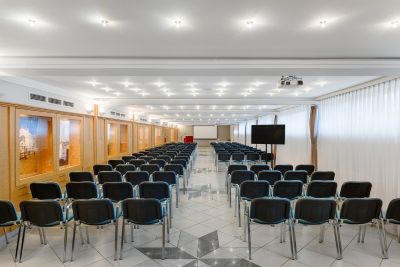 Rendezvényterem belülről, székekkel berendezve