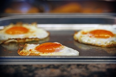 Nahaufnahme eines perfekt gebratenen Spiegeleis