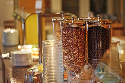 Auswahl an Müsli und Cerealien beim Hotelfrühstück