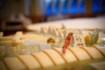 Verschiedene Käsesorten zum Frühstück serviert