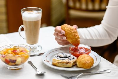 Bőséges reggeli az Aranyhomok Hotelben