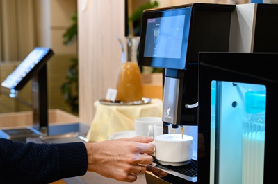 Moderner Kaffeeautomat im Frühstücksbereich