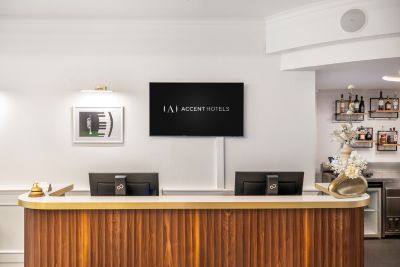 szállodai recepció szemből fotózva