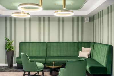 Elegáns hotel lobby kanapéval és fotelekkel