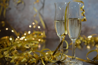 Születésnapi pezsgőspoharak koccintásra készen