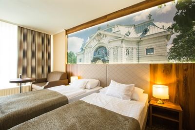 szállodai szoba ágyakkal