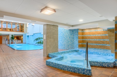 jacuzzi és élményelemekkel felszerelt medence az Aranyhomok Hotelben